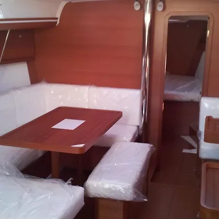 Botel Luxury Sail Boat Rc *